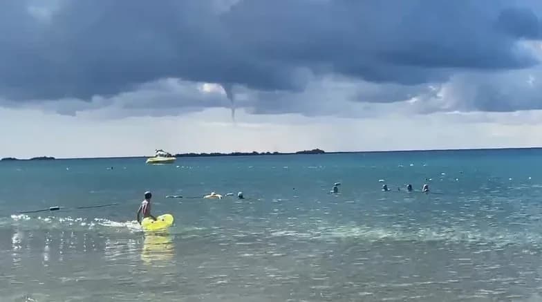 Antalya’nın Alanya ilçesinde sabah saatlerinde deniz üzerinde oluşan hortum, vatandaşlar ve turistlerin ilgisini çekti.