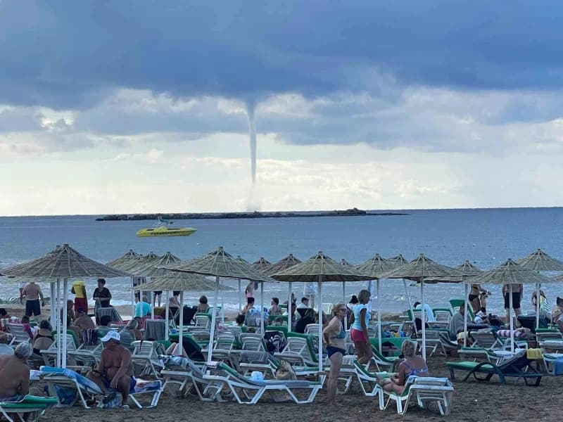 Antalya’nın Alanya ilçesinde sabah saatlerinde deniz üzerinde oluşan hortum, vatandaşlar ve turistlerin ilgisini çekti.