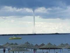 Alanya İncekum Mahallesi kıyılarında deniz üzerinde oluşan dev hortumun görüntüsü