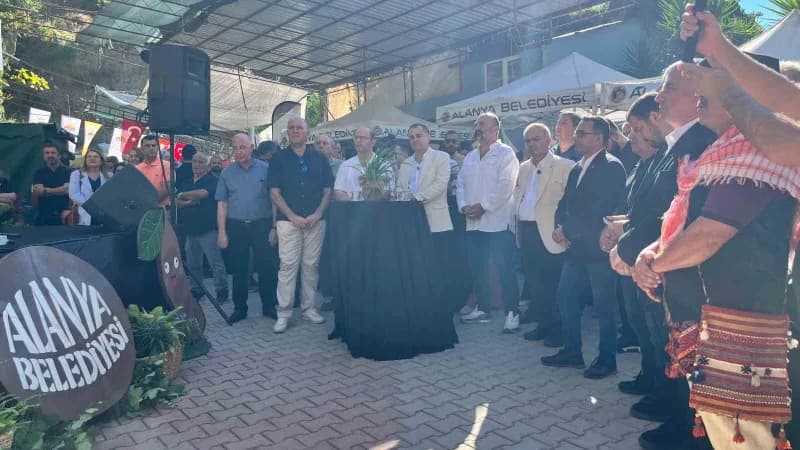 Alanya’da bu yıl ikincisi düzenlenen Keçiboynuzu Hasat Şenliği, çeşitli etkinlikler, yöresel ürün stantları, yarışmalar