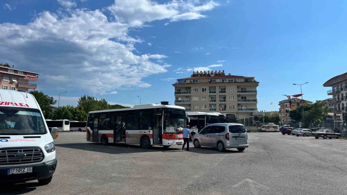 Antalya’nın Alanya ilçesinde Halk Otobüsleri Kooperatifi Başkan Yardımcısı Muhterem Şimşek, yolculardan gelen şikayetler