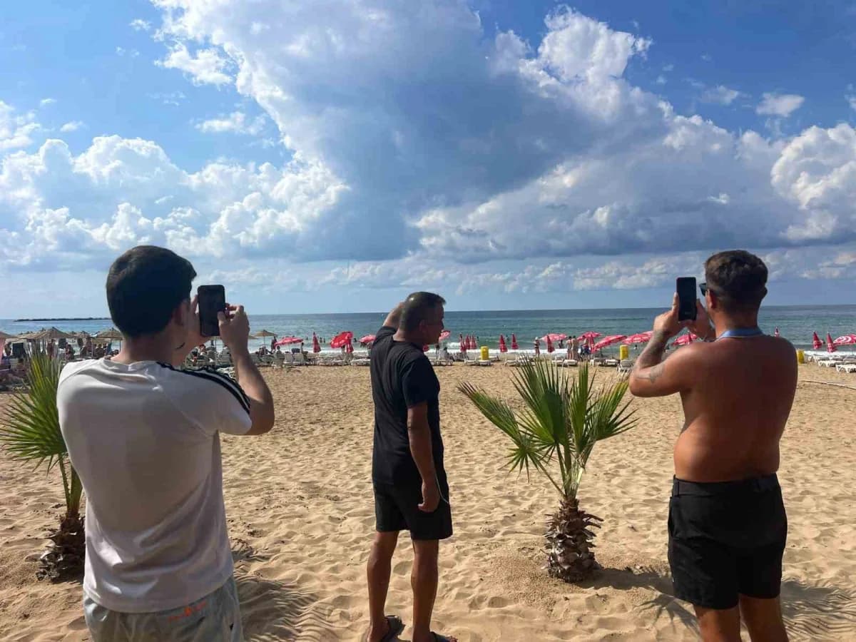 Antalya’nın Alanya ilçesinde sabah saatlerinde deniz üzerinde oluşan hortum, vatandaşlar ve turistlerin ilgisini çekti.