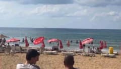 Alanya İncekum açıklarında deniz üzerinde oluşan hortumun kıyıdan görünümü ve vatandaşların cep telefonlarıyla görüntü a