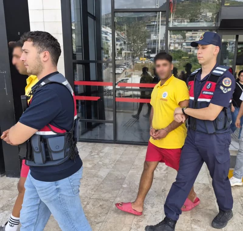 Alanya Okurcalar Mahallesi’nde bir marketin önünde polis ve jandarma ekipleri olay yeri incelemesi yapıyor