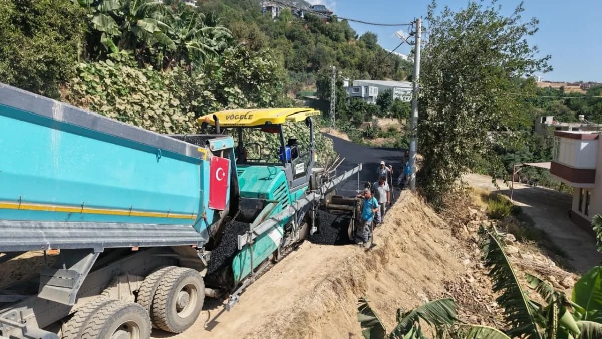 Alanya Yaylalı Mahallesi’nde devam eden sıcak asfalt çalışmasından bir görünüm