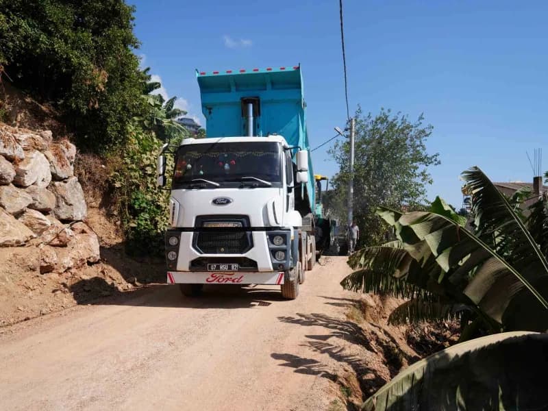 Alanya Belediyesi, Yaylalı Mahallesi'nde uzun yıllardır beklenen 2 bin 500 metrelik sıcak asfalt çalışmasında sona geldi