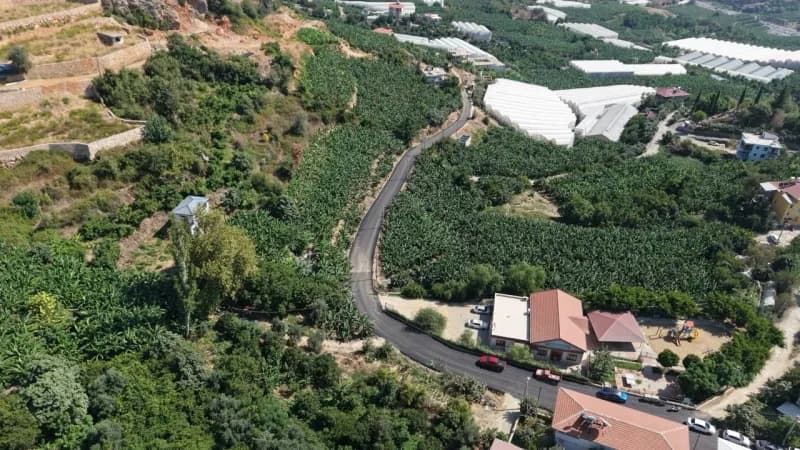 Alanya Belediyesi, Yaylalı Mahallesi'nde uzun yıllardır beklenen 2 bin 500 metrelik sıcak asfalt çalışmasında sona geldi