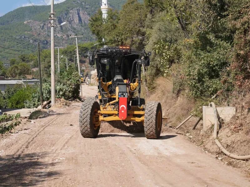 Alanya Belediyesi, Yaylalı Mahallesi'nde uzun yıllardır beklenen 2 bin 500 metrelik sıcak asfalt çalışmasında sona geldi