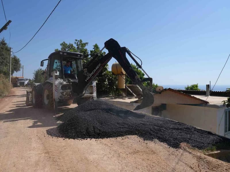 Alanya Belediyesi, Yaylalı Mahallesi'nde uzun yıllardır beklenen 2 bin 500 metrelik sıcak asfalt çalışmasında sona geldi