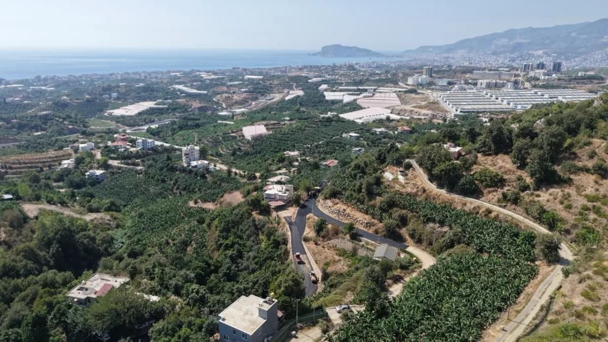 Alanya Belediyesi, Yaylalı Mahallesi'nde uzun yıllardır beklenen 2 bin 500 metrelik sıcak asfalt çalışmasında sona geldi