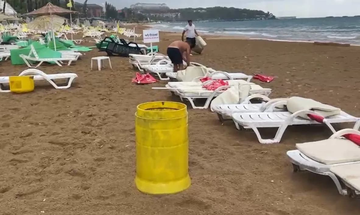 Alanya ilçesinde sabah saatlerinde etkili olan şiddetli rüzgar, plajda şezlongları yerinden sürükledi.