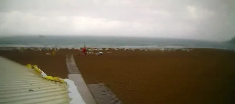 Alanya ilçesinde sabah saatlerinde etkili olan şiddetli rüzgar, plajda şezlongları yerinden sürükledi.