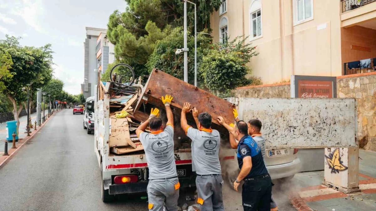 Alanya kent merkezinde belediye ekipleri tarafından gerçekleştirilen kapsamlı temizlik çalışması