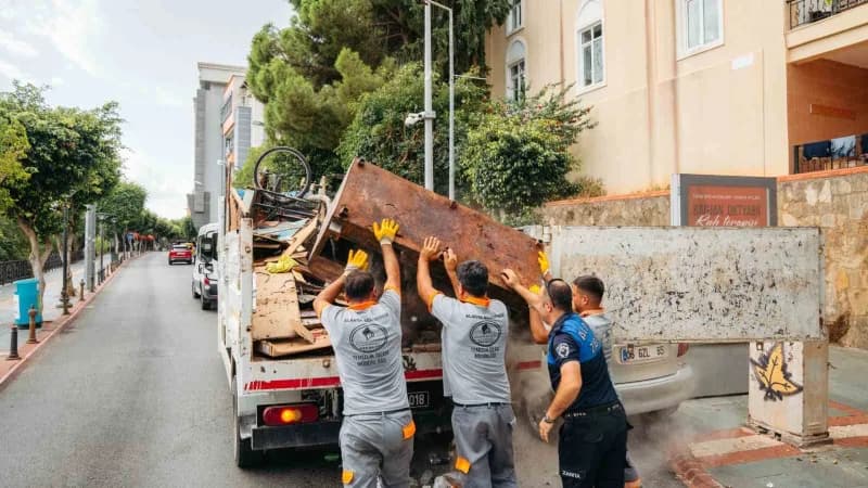 Alanya kent merkezinde belediye ekipleri tarafından gerçekleştirilen kapsamlı temizlik çalışması