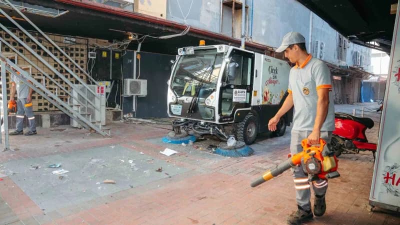 Çarşı bölgesinde görüntü ve çevre kirliliğine neden olan atıl malzemeler kaldırılırken, cadde ve sokaklarda detaylı Temi
