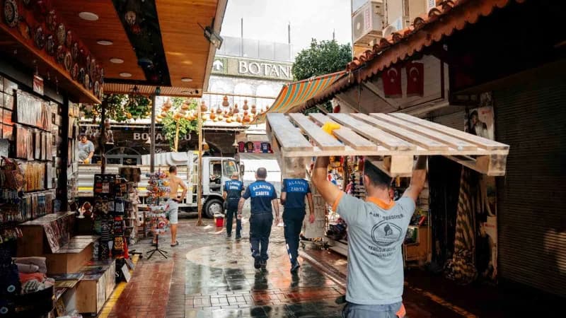 Alanya Belediyesi, kentin temiz, düzenli ve estetik görünümünü korumak amacıyla yürüttüğü çalışmalarını sürdürüyor.