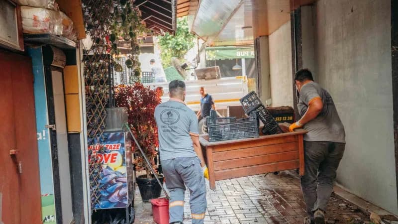 Alanya Belediyesi Temizlik İşleri Müdürlüğü ekipleri, Zabıta Müdürlüğü’nün desteğiyle kent merkezinde kapsamlı Temizlik