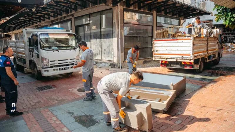 Alanya Belediyesi Temizlik İşleri Müdürlüğü ekipleri, Zabıta Müdürlüğü’nün desteğiyle kent merkezinde kapsamlı Temizlik