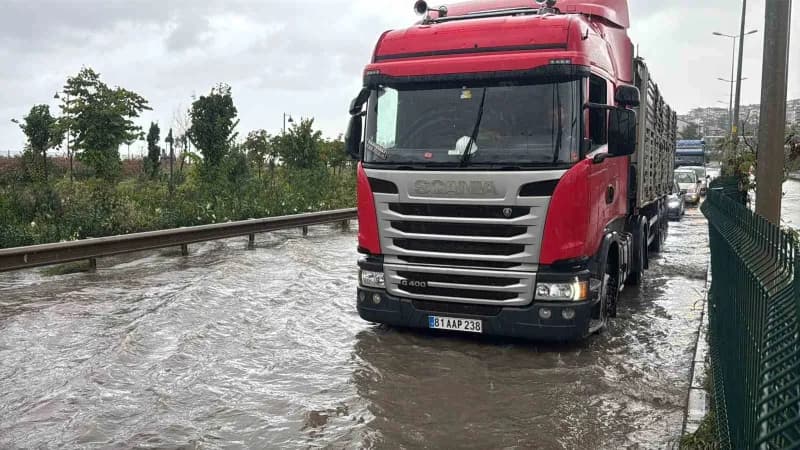 Zonguldak'ın Alaplı ilçesi ile Düzce'nin Akçakoca ilçesini birbirine bağlayan yolda meydana gelen heyelan nedeniyle ulaş