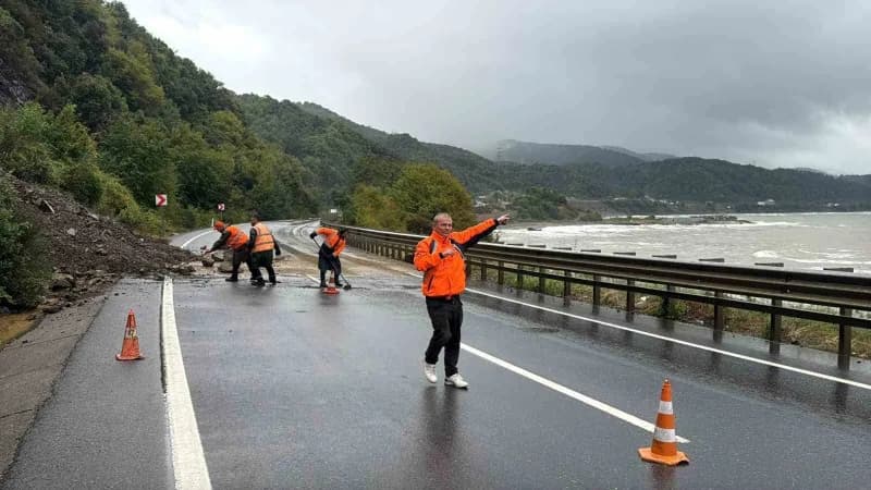 Alaplı-Akçakoca yolunda heyelan sonrası yola düşen toprak ve kaya parçaları