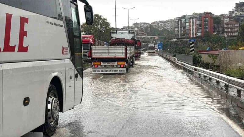 Zonguldak'ın Alaplı ilçesi ile Düzce'nin Akçakoca ilçesini birbirine bağlayan yolda meydana gelen heyelan nedeniyle ulaş