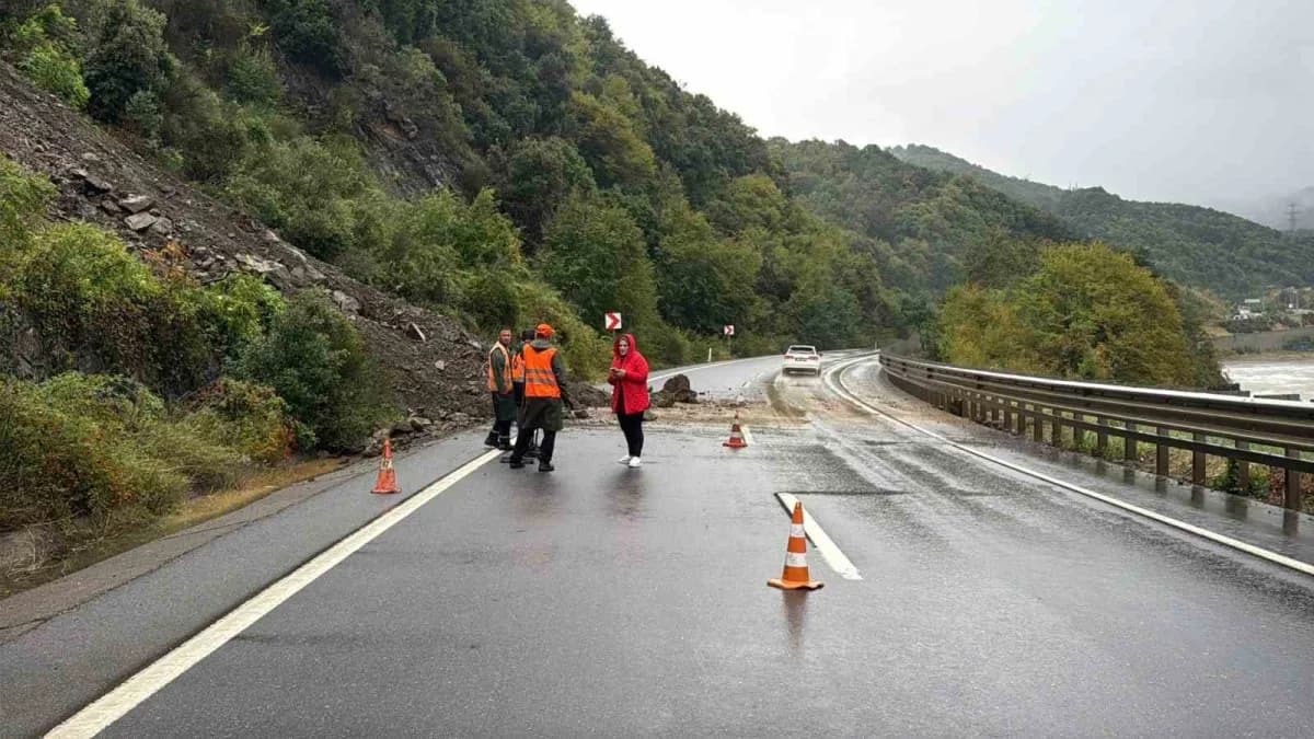 Zonguldak'ın Alaplı ilçesi ile Düzce'nin Akçakoca ilçesini birbirine bağlayan yolda meydana gelen heyelan nedeniyle ulaş