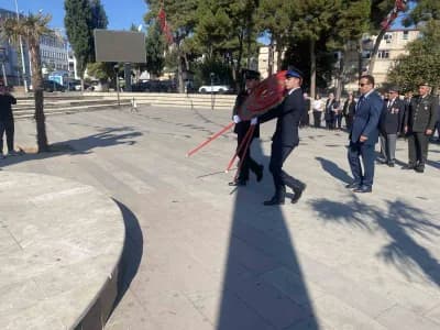 Alaşehir’de 19 Eylül Gaziler Günü töreninde Atatürk Anıtı önünde çelenk sunumu yapılıyor