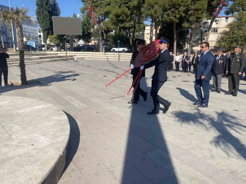 Alaşehir’de 19 Eylül Gaziler Günü töreninde Atatürk Anıtı önünde çelenk sunumu yapılıyor