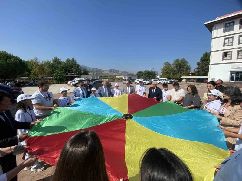 Alaşehir Bilim ve Sanat Merkezi’nde özel ihtiyaçlı öğrencilerin katıldığı TÜBİTAK 4008 destekli proje açılış programı