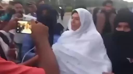 Pakistan’ın Lahor kentinde polis tarafından gözaltına alınan Aleema Khan