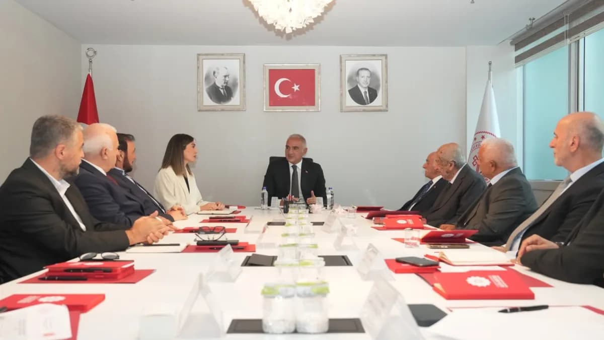 Kültür ve Turizm Bakanı Mehmet Nuri Ersoy, Alevi-Bektaşi Danışma Kurulu toplantısında konuşma yaparken