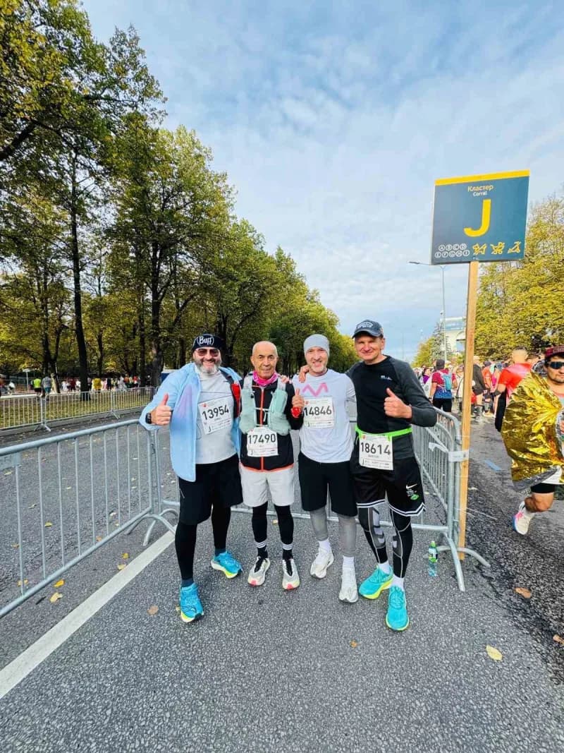 Rusya’nın başkenti Moskova’da düzenlenen 2026 Moskova Maratonu’na katılan “Demir Adam” lakaplı 77 yaşındaki iş insanı ve
