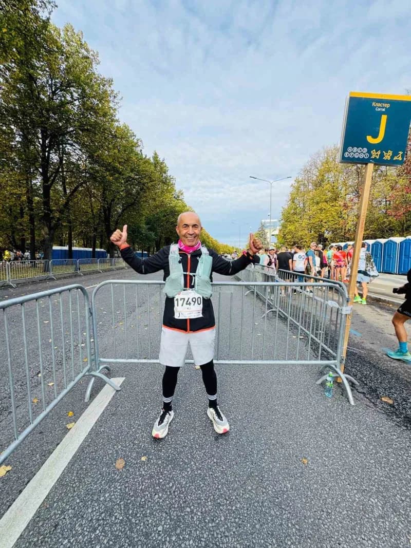 Rusya’nın başkenti Moskova’da düzenlenen 2026 Moskova Maratonu’na katılan “Demir Adam” lakaplı 77 yaşındaki iş insanı ve