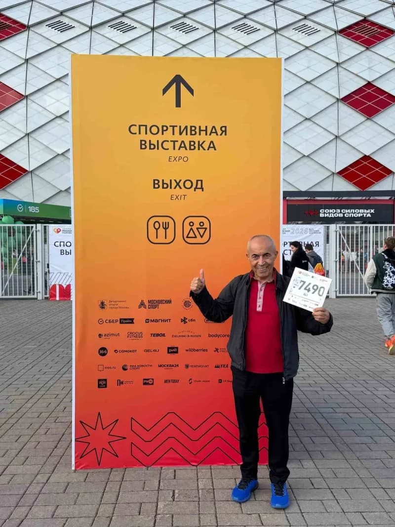 77 yaşındaki Ali Bıdı, Moskova Maratonu’nda Türkiye’yi temsil ederken koşuyor