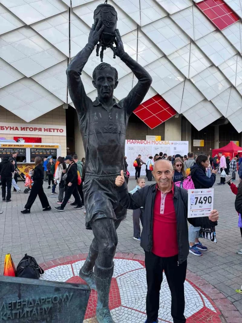 Rusya’nın başkenti Moskova’da düzenlenen 2026 Moskova Maratonu’na katılan “Demir Adam” lakaplı 77 yaşındaki iş insanı ve
