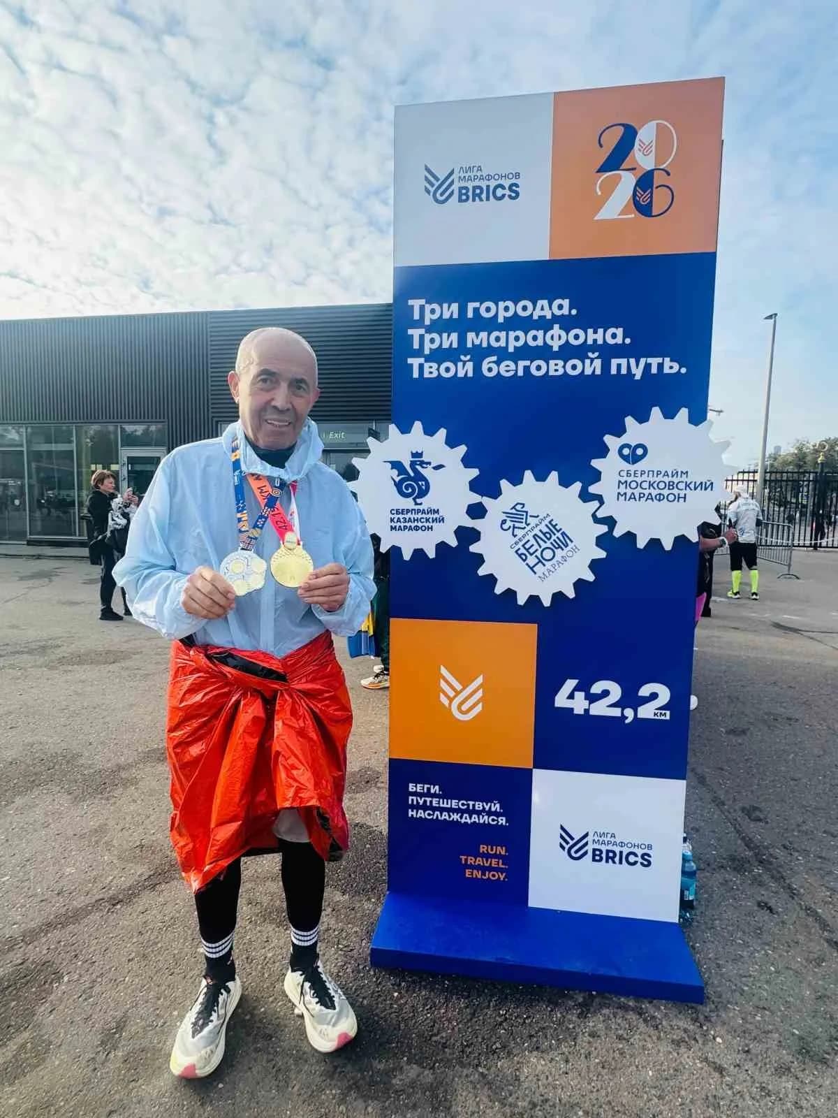 Rusya’nın başkenti Moskova’da düzenlenen 2026 Moskova Maratonu’na katılan “Demir Adam” lakaplı 77 yaşındaki iş insanı ve