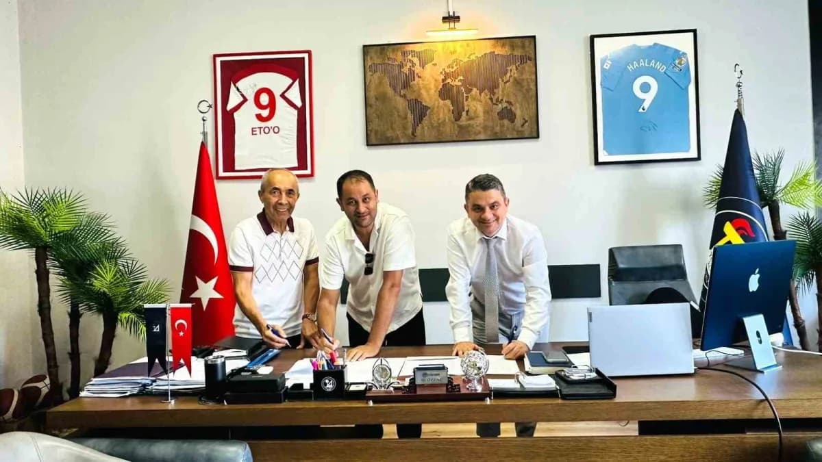Antalya’da, 77 yaşında triatlona devam eden ve yaşam boyu sporu savunan ‘demir adam’ lakaplı Ali Bıdı, "7’den 77’ye spor