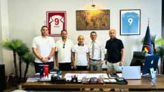 77 yaşındaki Ali Bıdı, Antalya Yükseliş Okulları’nda çocukların spor gelişimini takip ediyor