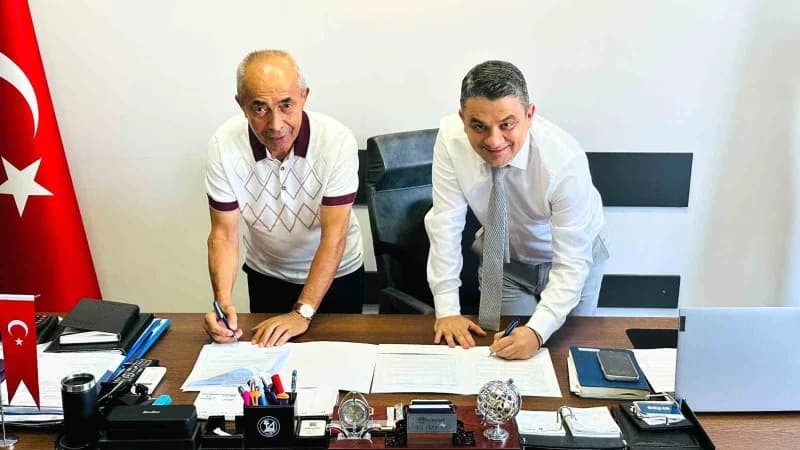 Antalya’da, 77 yaşında triatlona devam eden ve yaşam boyu sporu savunan ‘demir adam’ lakaplı Ali Bıdı, "7’den 77’ye spor