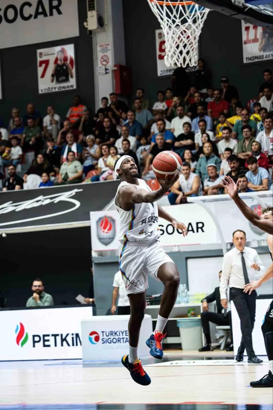 Aliağa Petkimspor ve Karşıyaka Basketbol takımları Basketbol Süper Ligi maçında mücadele ediyor