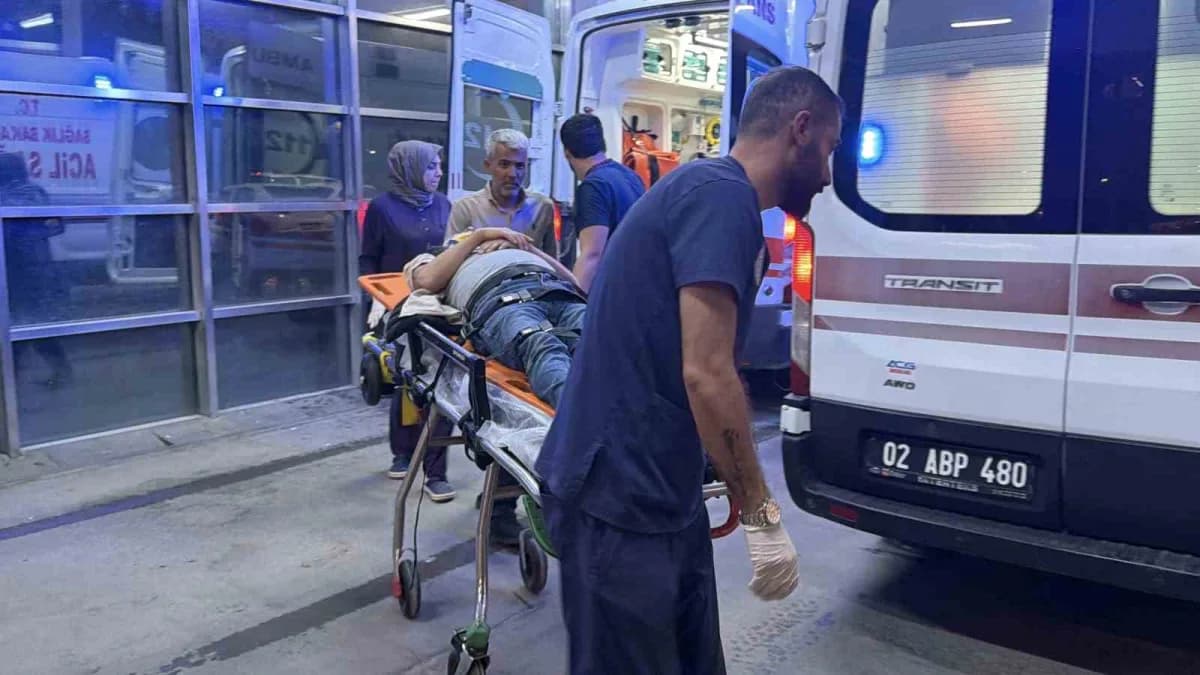 Adıyaman Tut ilçesinde devrilen ATV ve olay yerinde sağlık ekipleri
