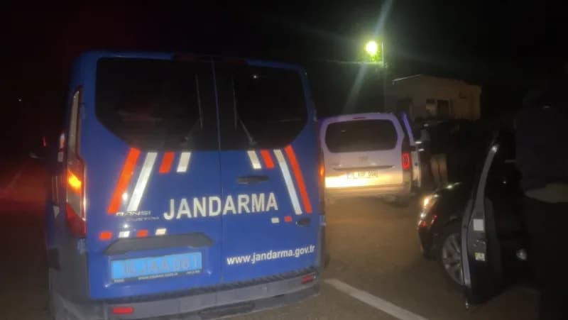 Bursa’da polisin ‘dur’ ihtarına uymayarak kaçan ve trafikte makas atarak ilerleyen sürücü, polis ekiplerin sıkı takibi s