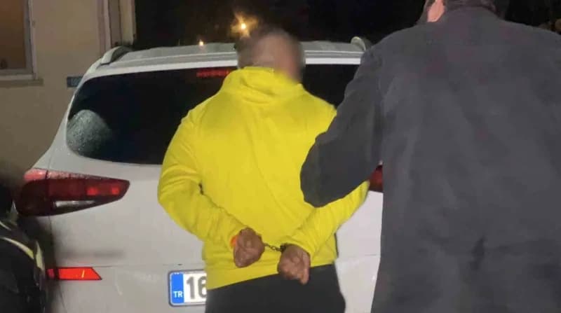 Bursa’da polisin ‘dur’ ihtarına uymayarak kaçan ve trafikte makas atarak ilerleyen sürücü, polis ekiplerin sıkı takibi s