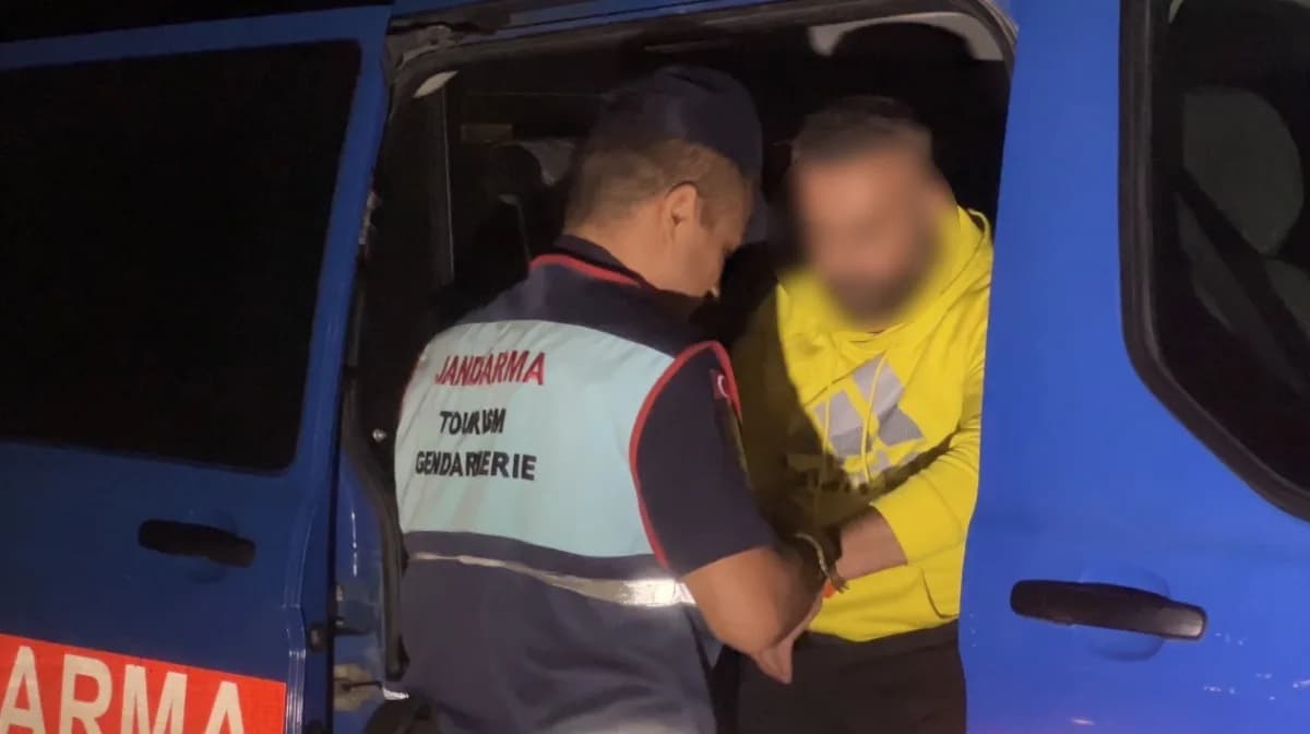 Bursa’da polisin ‘dur’ ihtarına uymayarak kaçan ve trafikte makas atarak ilerleyen sürücü, polis ekiplerin sıkı takibi s