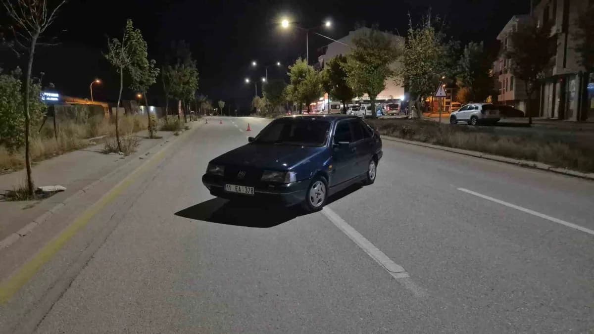 Eskişehir'de polis ekipleri trafik denetimi sırasında durdurulan otomobil