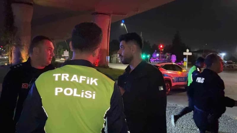Kayseri Kocasinan'da polis uygulaması sırasında kaza yapan alkollü sürücünün aracı