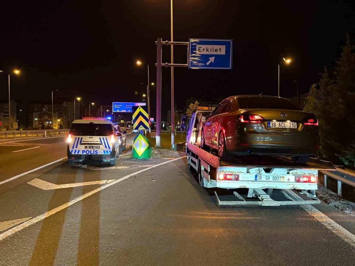 Kayseri’de polis ekiplerinin ‘dur’ ihtarına uymayan sürücü uzun süren kovalamaca sonucu yakalandı. Yapılan kontrollerde,