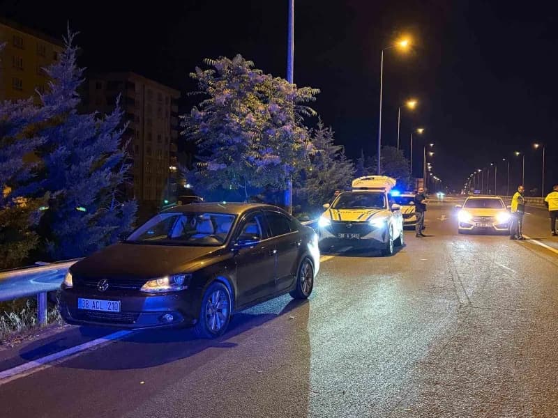 Kayseri’de polis ekiplerinin ‘dur’ ihtarına uymayan sürücü uzun süren kovalamaca sonucu yakalandı. Yapılan kontrollerde,