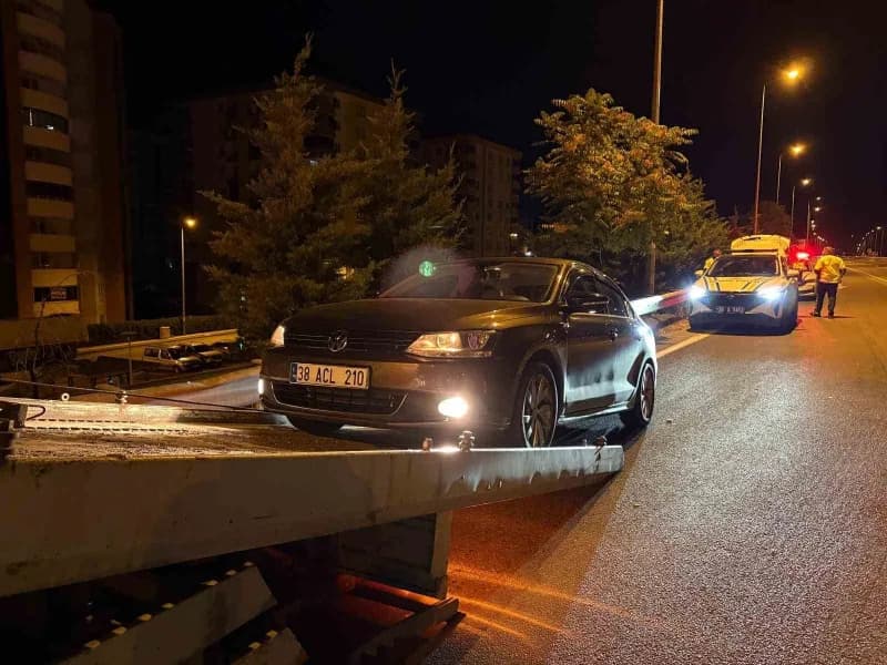 Kayseri’de polis ekiplerinin ‘dur’ ihtarına uymayan sürücü uzun süren kovalamaca sonucu yakalandı. Yapılan kontrollerde,