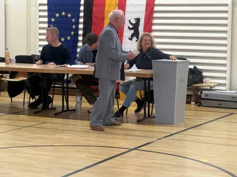 Almanya Berlin ve Mecklenburg-Vorpommern eyalet seçimlerinde oy verme işlemi sırasında sandık başında seçmenler